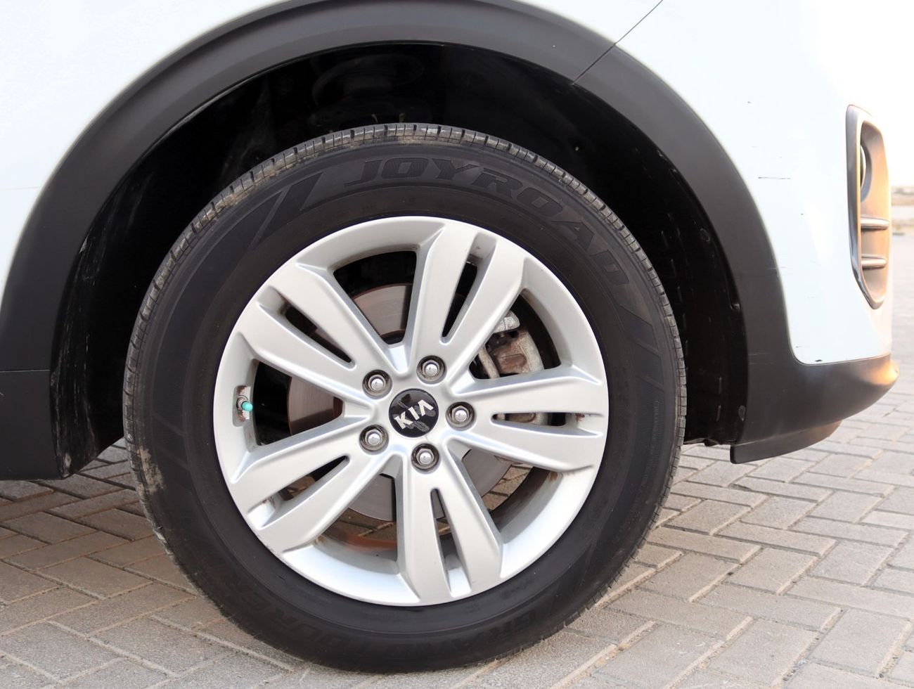 كيا سبورتيج Base خالية من الحوادث - خليجي - مكينة 2.0  - بحالة الوكالة من الداخل والخارج