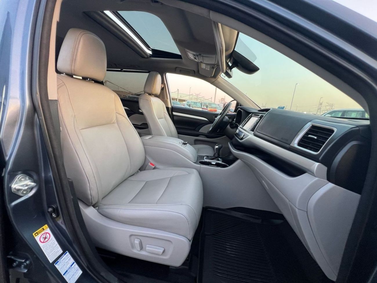 Toyota Highlander 2018 TOYOTA HIGHLANDER XLE   3.5L V-6 //   4 WHEEL DRIVE - 4X4 // SUNROOF //  PUSH START   // LEATHE