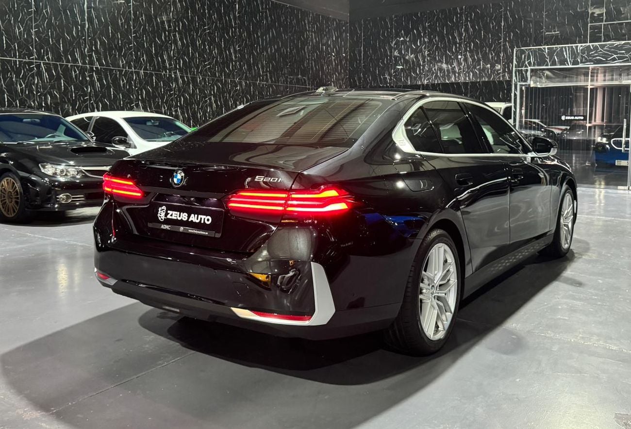 بي أم دبليو 520i 2.0 L | GCC | Low Mileage | RWD