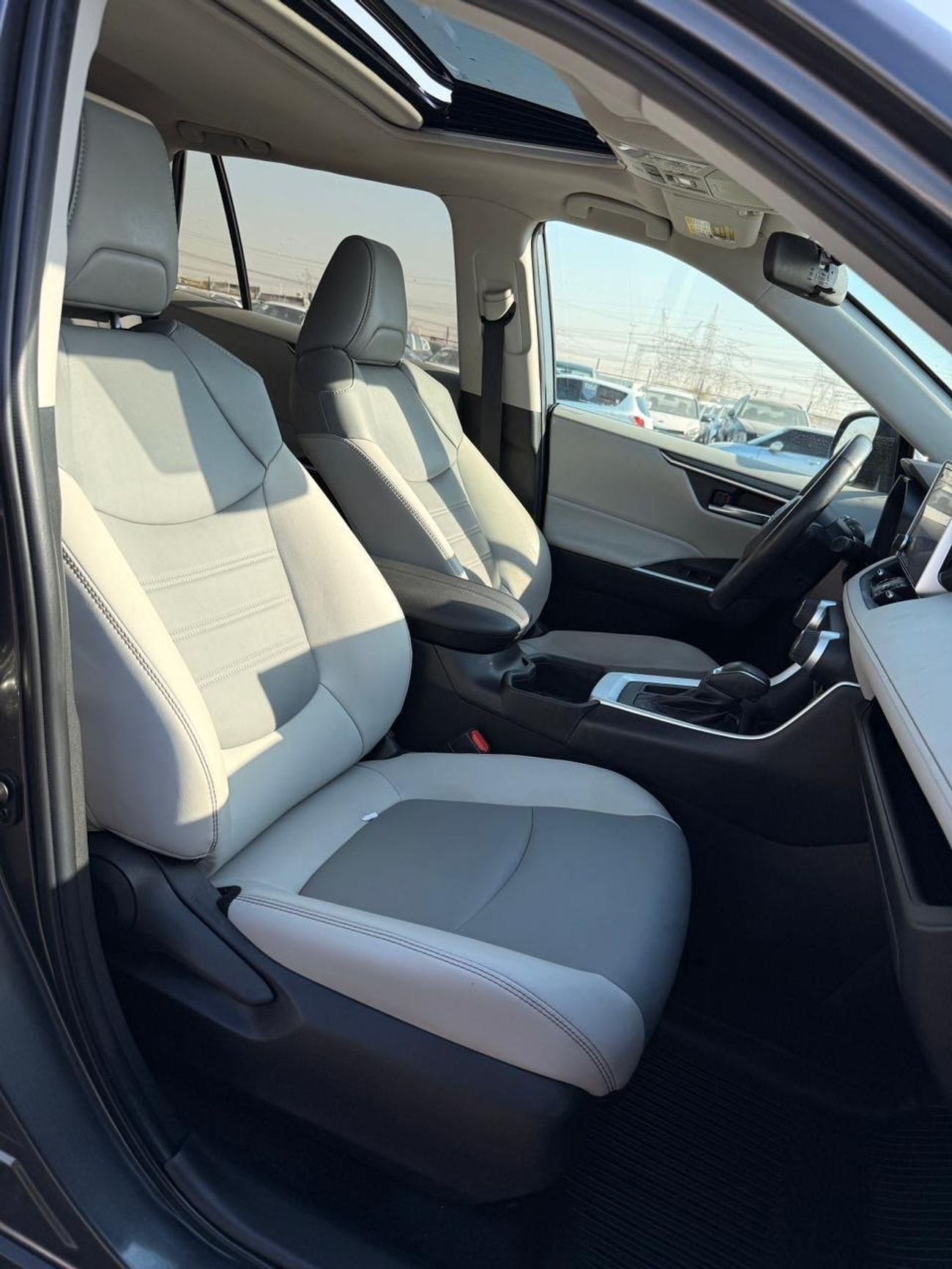 تويوتا راف ٤ XLE premium 2.5L | Sunroof | leather seats | push start full option