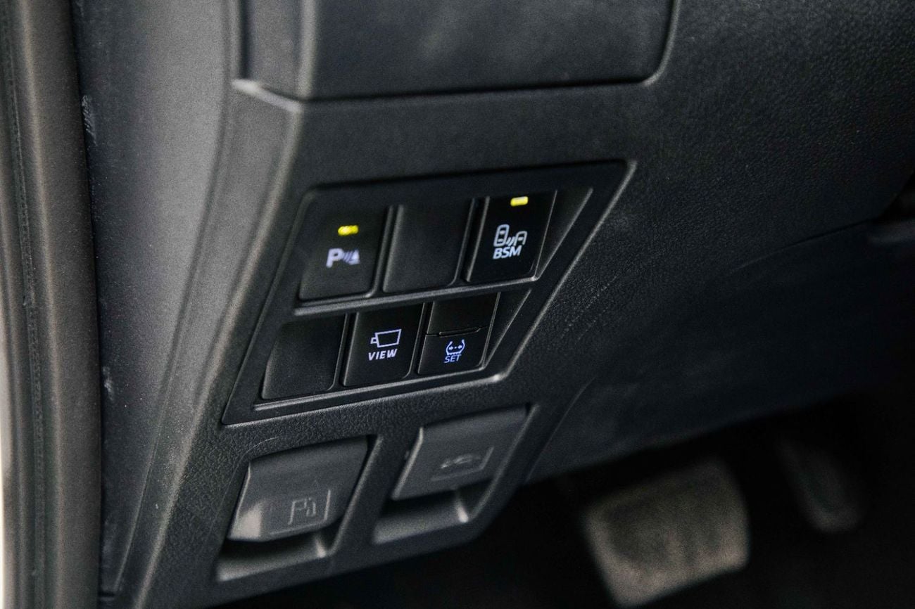 تويوتا هيلوكس Adventure 4.0L - Platinum White Inside MLM Black | Export Only