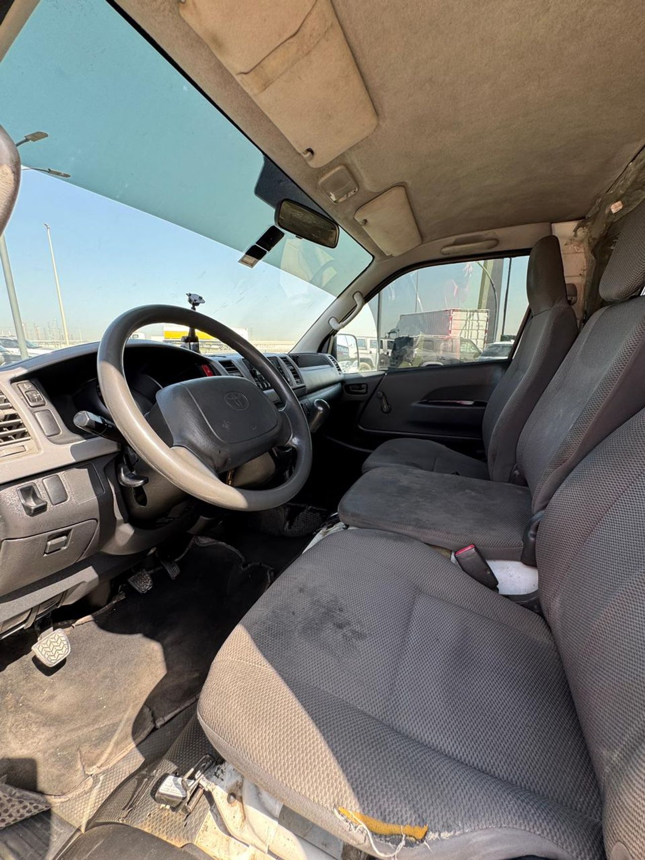 Toyota Hiace GL - Standard Roof 2.7L