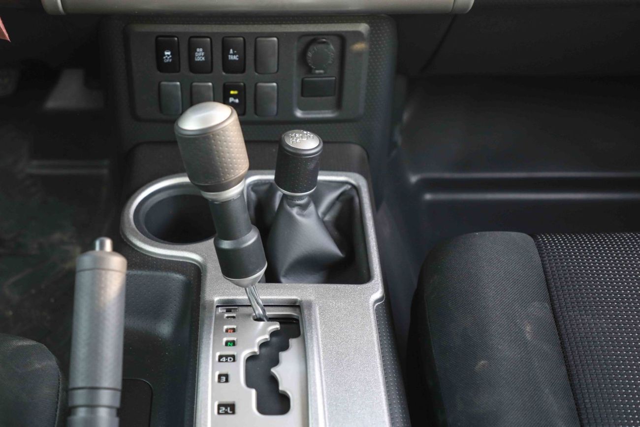 Toyota FJ Cruiser 2023 Toyota FJ Cruiser 4.0 W/0 JBL - White inside Grey | Export Only