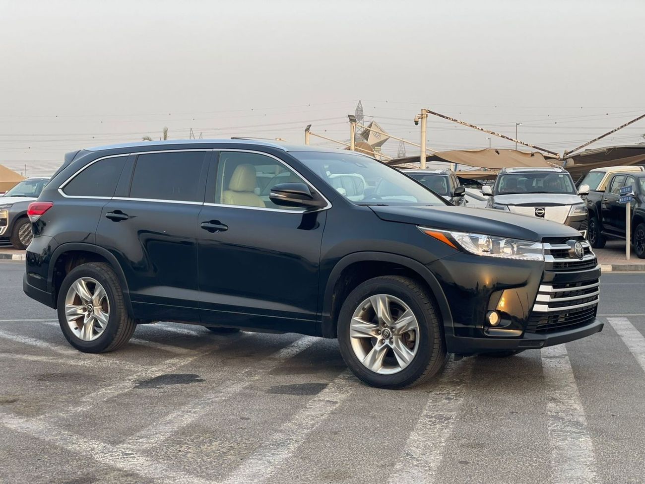 تويوتا هايلاندر 2017 Toyota Highlander Limited Edition Full Option 3.5L V6 - Full 8 Seater With Auto Truck and Radar