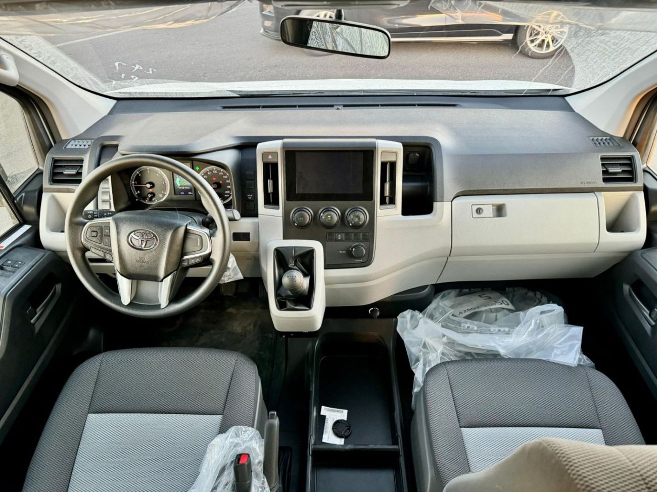 Toyota Hiace Commuter Standard 2.8L DIESEL