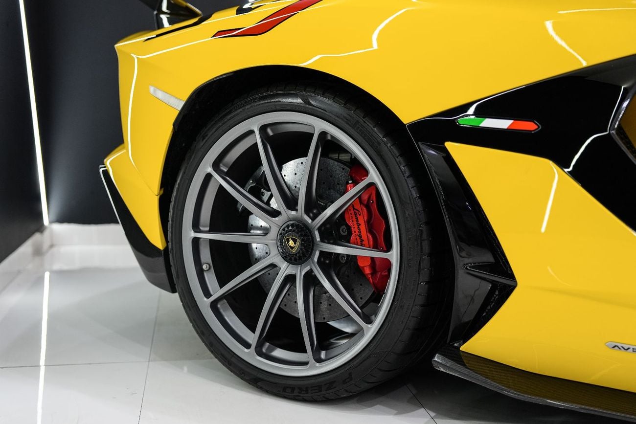 Lamborghini Aventador Roadster SVJ, 1 of 800, Full Carbon Fiber Package, Very Low KM!!