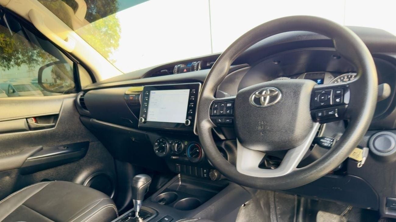 Toyota Hilux SMART CAB | PREMIUM BULL BAR WITH LED FOCUSED LIGHTS | 2.8L DIESEL ENGINE | 2023