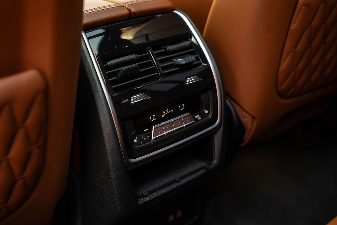 بي أم دبليو X7 xDriveM60i (6 Seats)