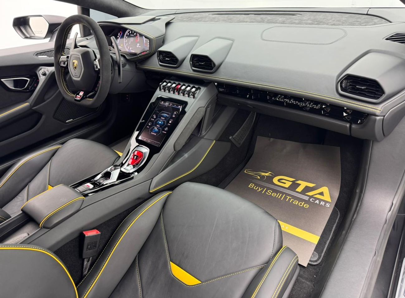 Lamborghini Huracan EVO Coupe RWD 2022 Lamborghini Huracan Evo, Lamborghini Service History, 1 Year Warranty, GCC