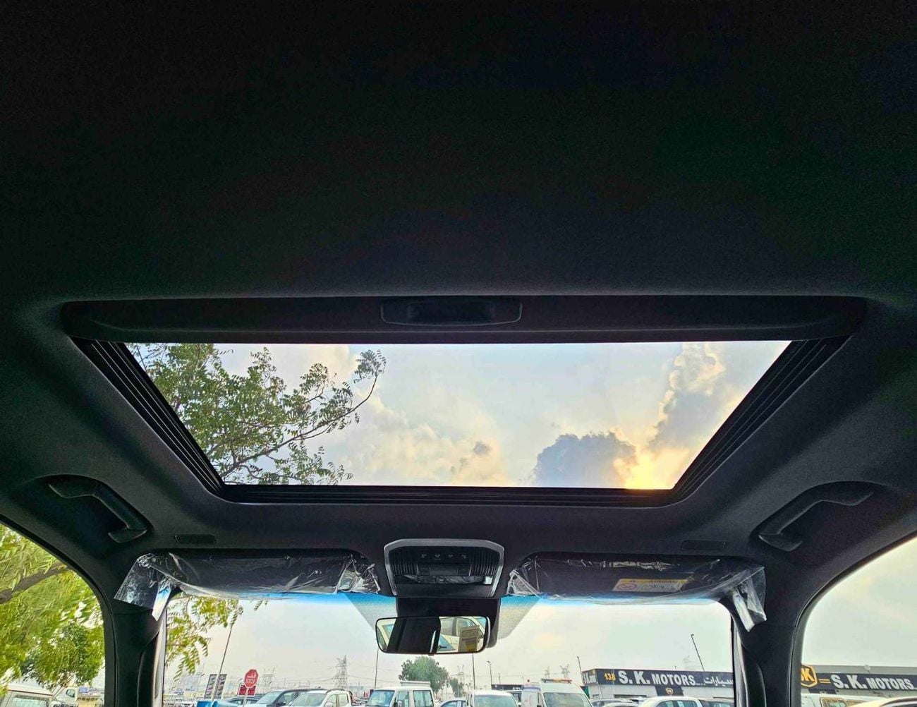Toyota Land Cruiser GXR HIGH OPTION / 4.0L PETROL V6 / RADAR / REAR ENTERTAINMENT SCREENS  (CODE # GXR41H)
