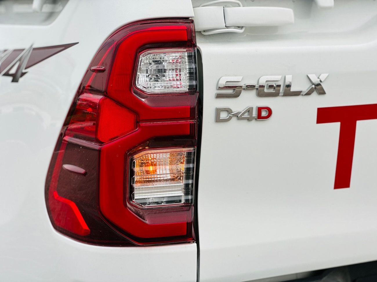 تويوتا هيلوكس S GLX 2.4L AWD A/T