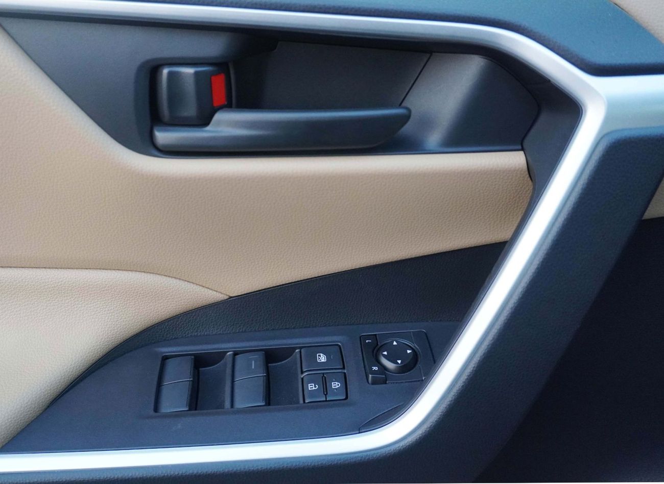 تويوتا راف ٤ 2.5L HEV (REAR CAMERA AND PARKING SENSORS)