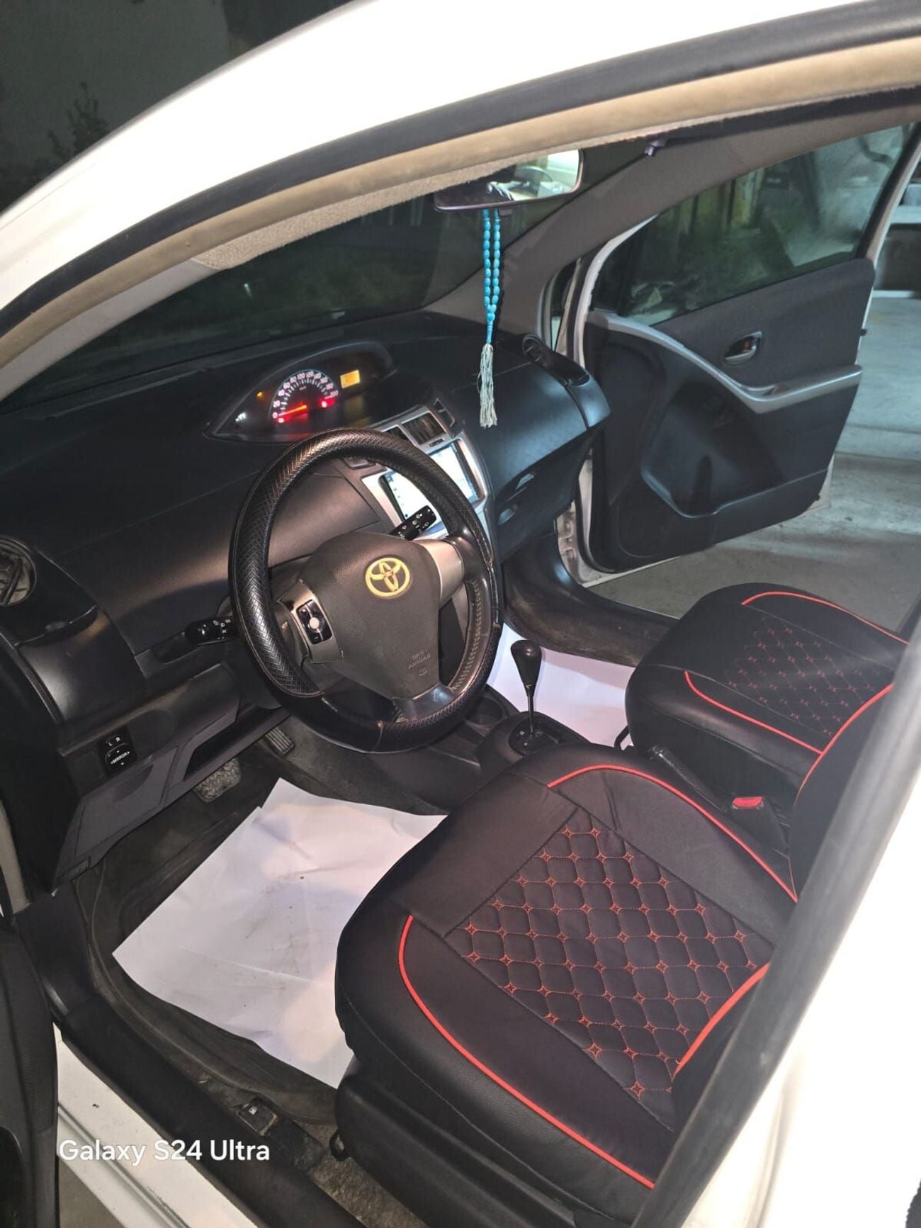 Toyota Yaris BASE