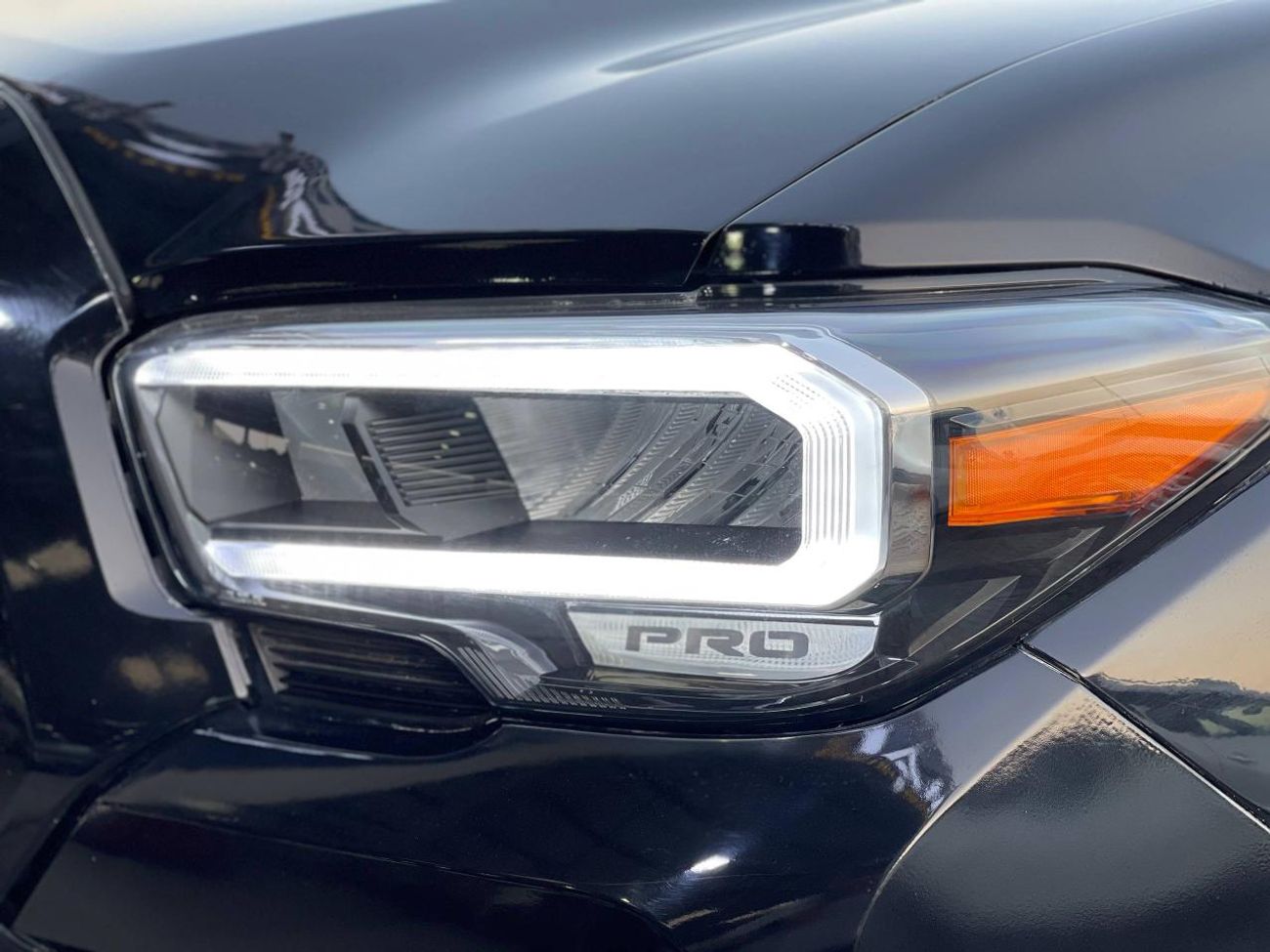 تويوتا تاكوما طقم TRD / محرك V6 سعة 3.5 لتر / دفع رباعي / فتحة سقف / شاشة كبيرة / نظام مراقبة النقاط العمياء / بحا