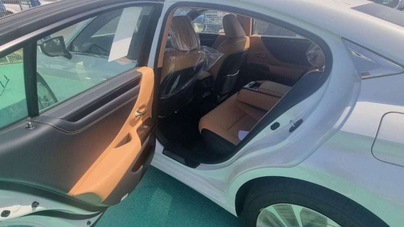 Lexus ES 300 2.5 L  HYBRIED  2024 MODEL GCC