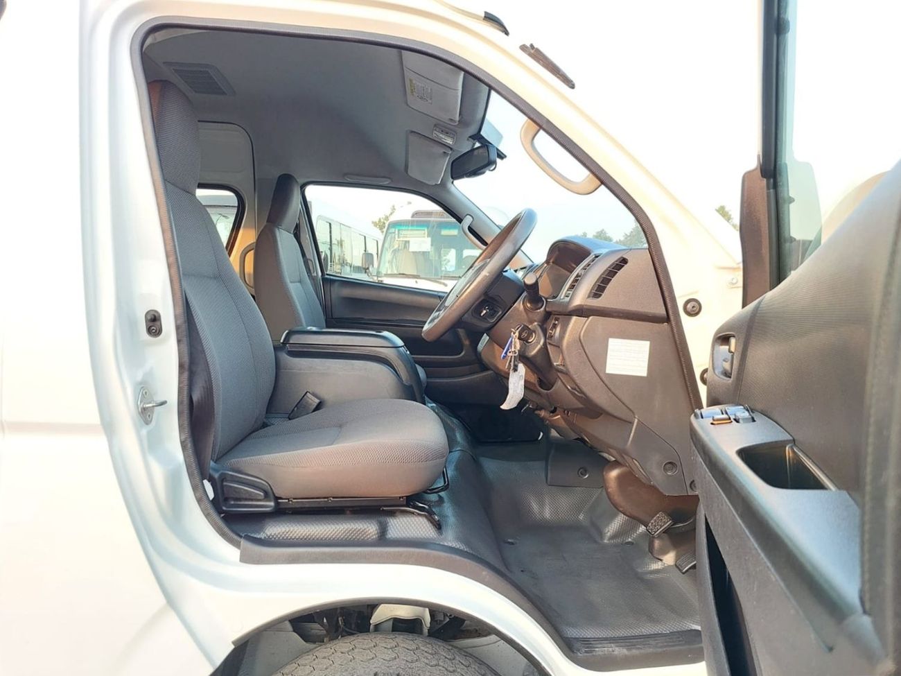 Toyota Hiace TOYOTA HIACE COMMUTER VAN RHD 2016 MODEL 3.0 L DIESEL AUTOMATIC(PM28405)