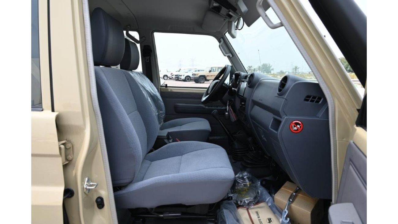 تويوتا لاند كروزر بيك آب Double Cab V8 4.5L Diesel MT with Front / Rear Diff Lock, Black Wheels, Winch