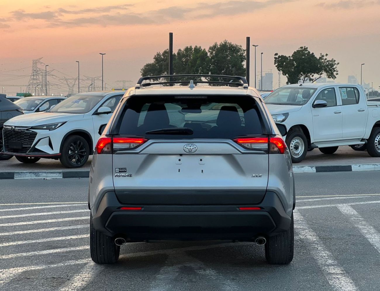 Toyota RAV4 2021 Toyota Rav4 XLE  - 2.5L V4 With Radar - Rear Camera - Leather Seats -