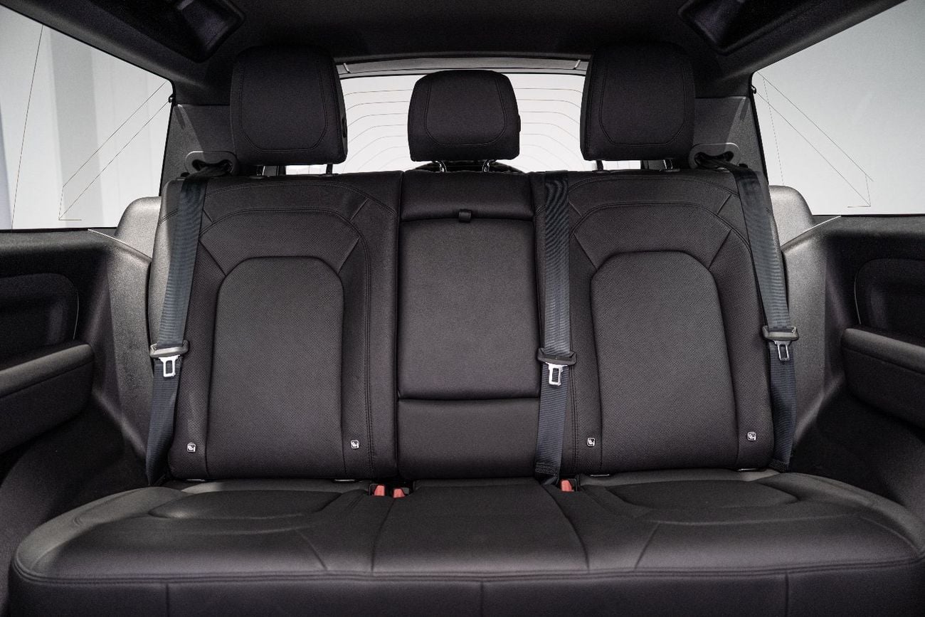 Land Rover Defender P300 90 X-Dynamic