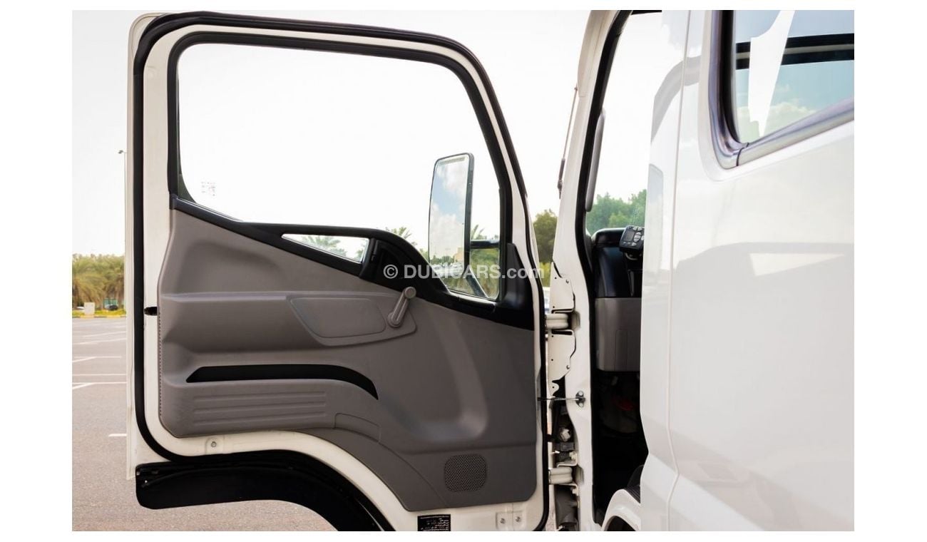 ميتسوبيشي فوسو كانتير 2017 Dual Cabin with Carrier Chiller - Tail lift DSL M/T - Low Mileage - GCC Specs