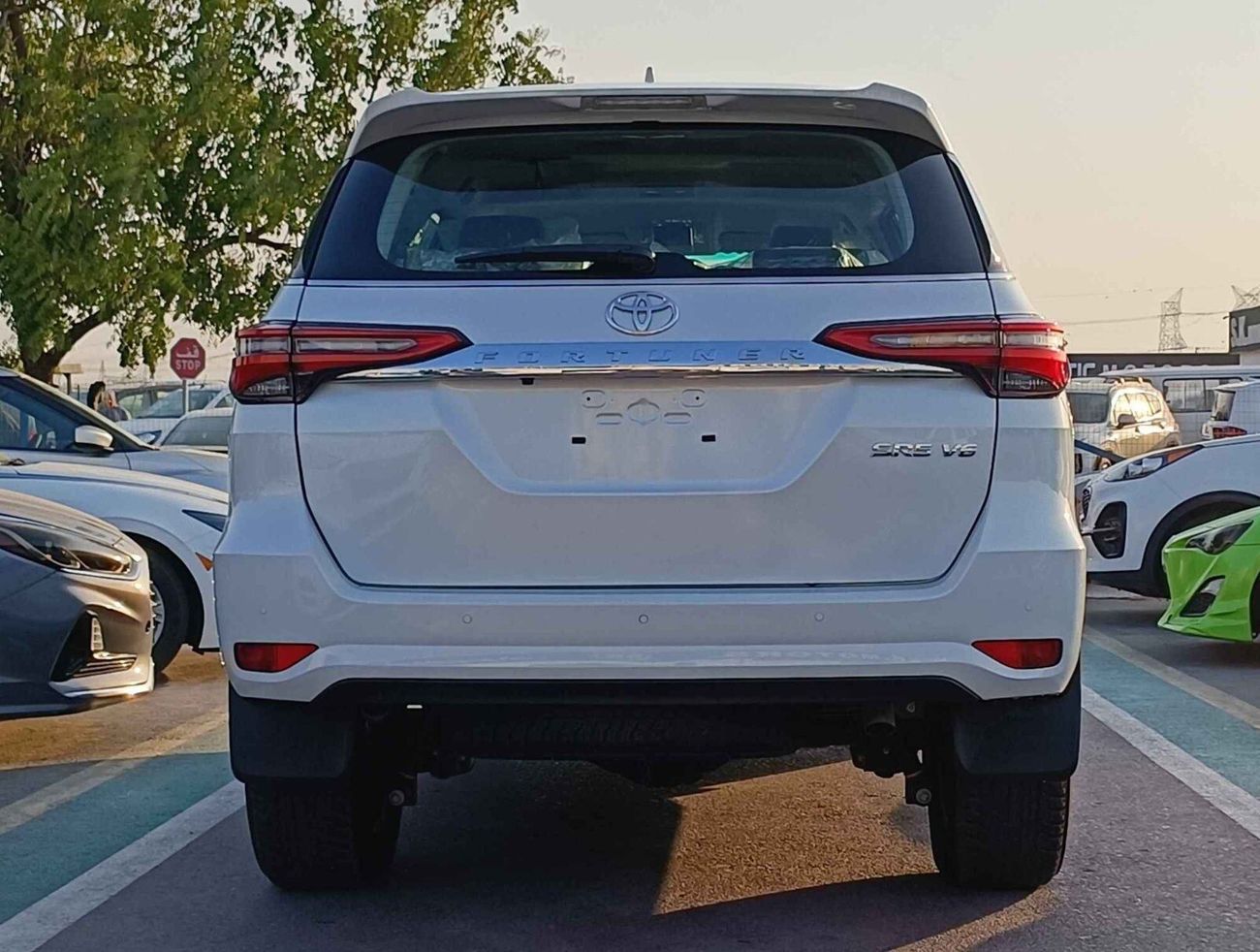 Toyota Fortuner / SR5 4.0L V6 / 2 Electric Seats, Auto AC,Leather Seats, Wireless Charger (CODE#FP40F)