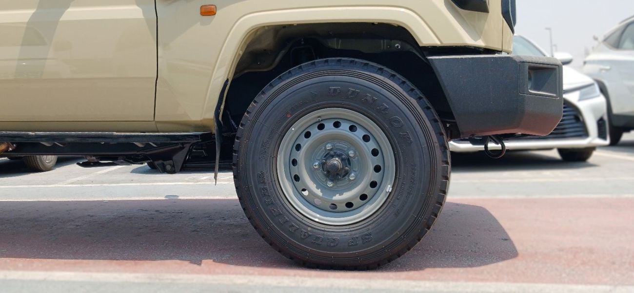 تويوتا لاند كروزر بيك آب 4.0L Petrol AT 4x4 2026YM