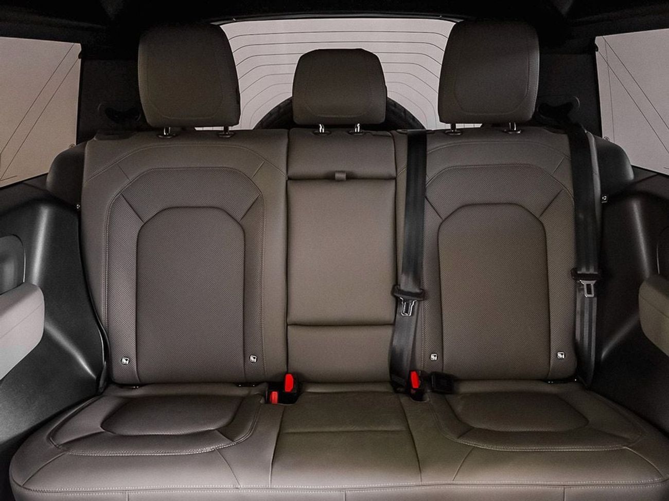 لاند روفر ديفندر P300 90 X-Dynamic SE 2.0L (5 Seater)