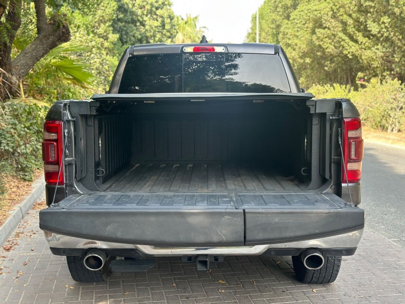 رام 1500 2022 Laramie | 5.7L HEMI V8 | 4x4 | Full Option | American Specs | Low mileage