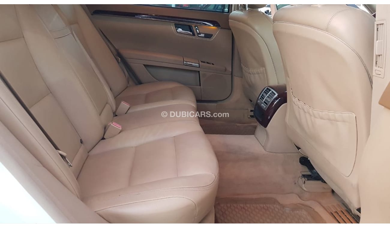 مرسيدس بنز S 350 موديل 2011 حاله ممتازه من الداخل والخارج فل مواصفات كراسي جلد ومثبت سرعه وتكييف خلفي ونظام صوت ممتاز
