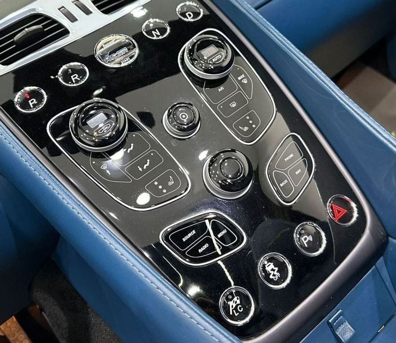 Aston Martin Vanquish Volante 6.0L 2015 Aston Martin Vanquish Volante V12 Convertible, Low