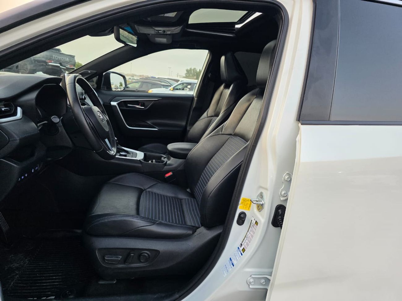 Toyota RAV4 2020 XSE hybrid Sunroof , 4x4 , Push button and original leather