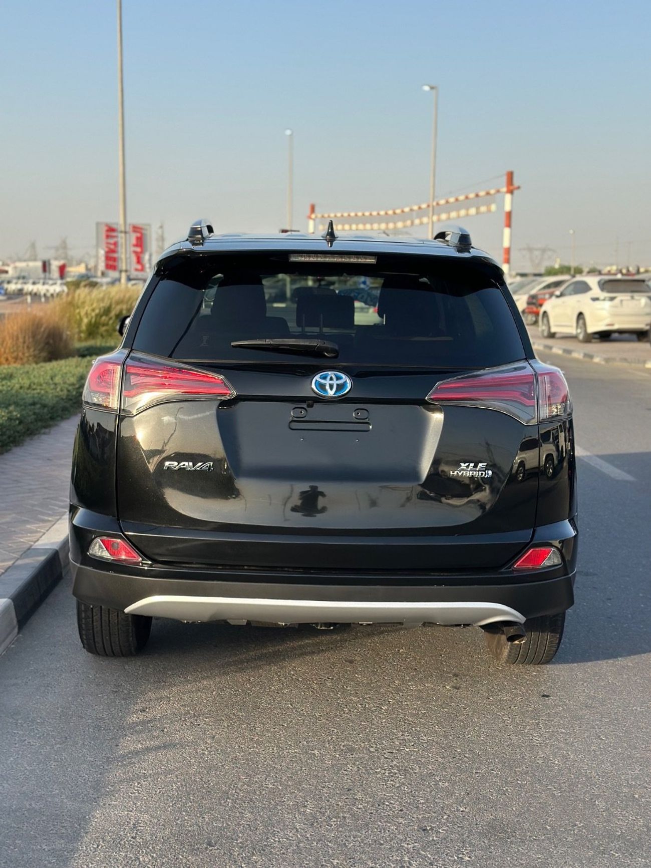Toyota RAV4 Hybrid XLE Sunroof, push start full option