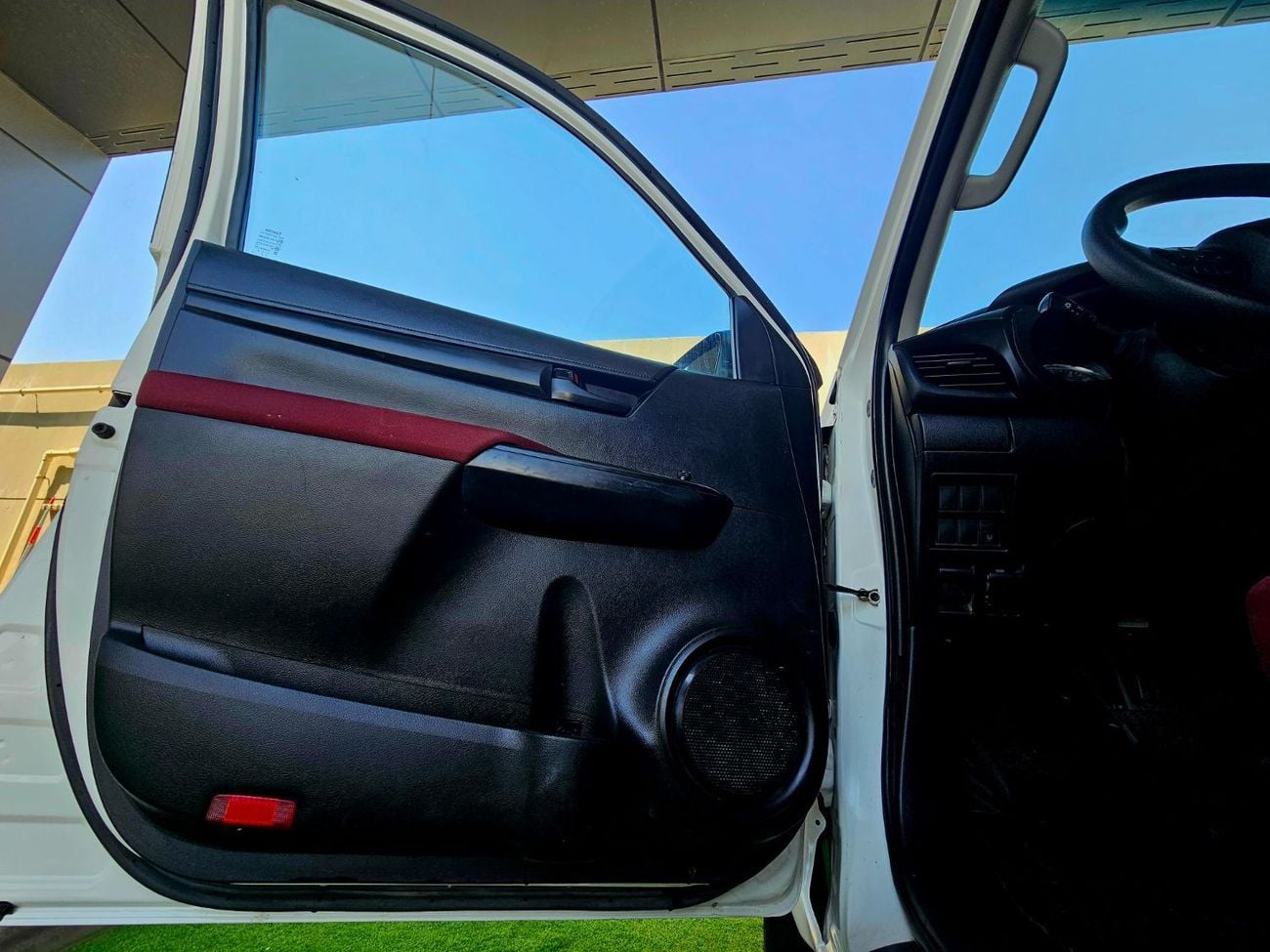 تويوتا هيلوكس SR5/ 4WD PATROL AUTOMTIC/ AUTO WINDOWS/ LOW MILEAGE