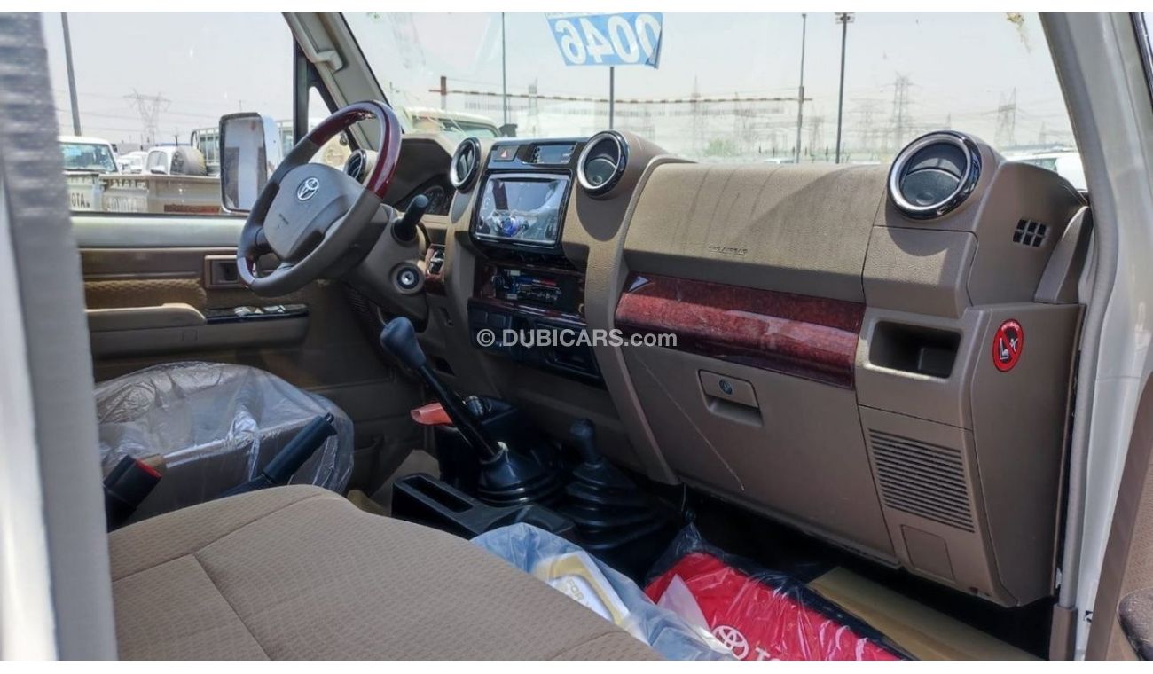 Toyota Land Cruiser Pick Up Toyota Land Cruiser Pick Up Single Cabin M/T 4.5L V8 Diesel 4X4 White color