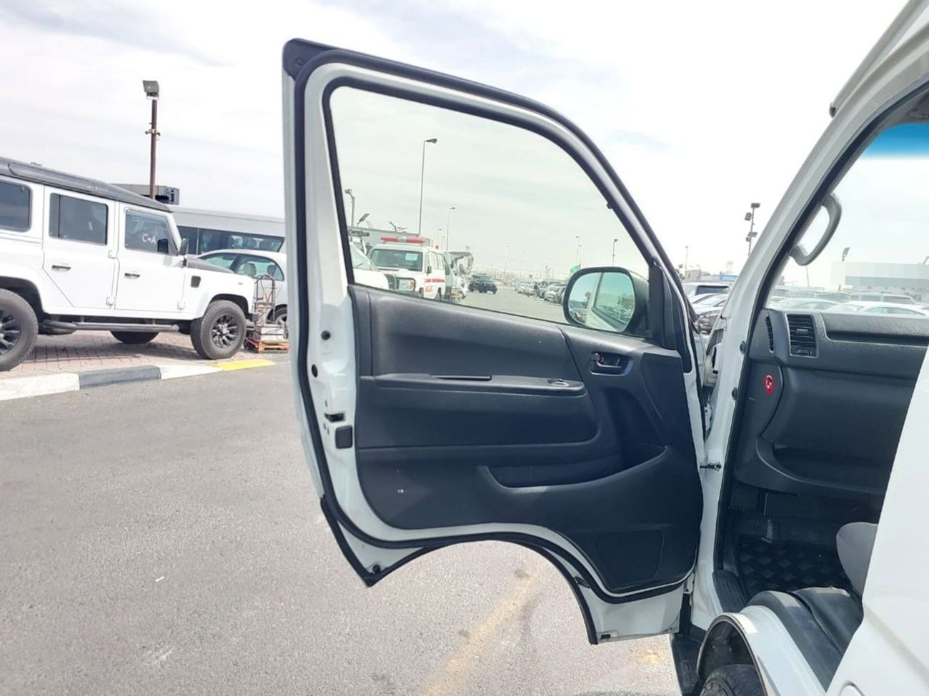 تويوتا هاياس TOYOTA HIACE COMMUTER VAN RHD 2015 MODEL 3.0 L DIESEL AUTOMATIC(PM23061)