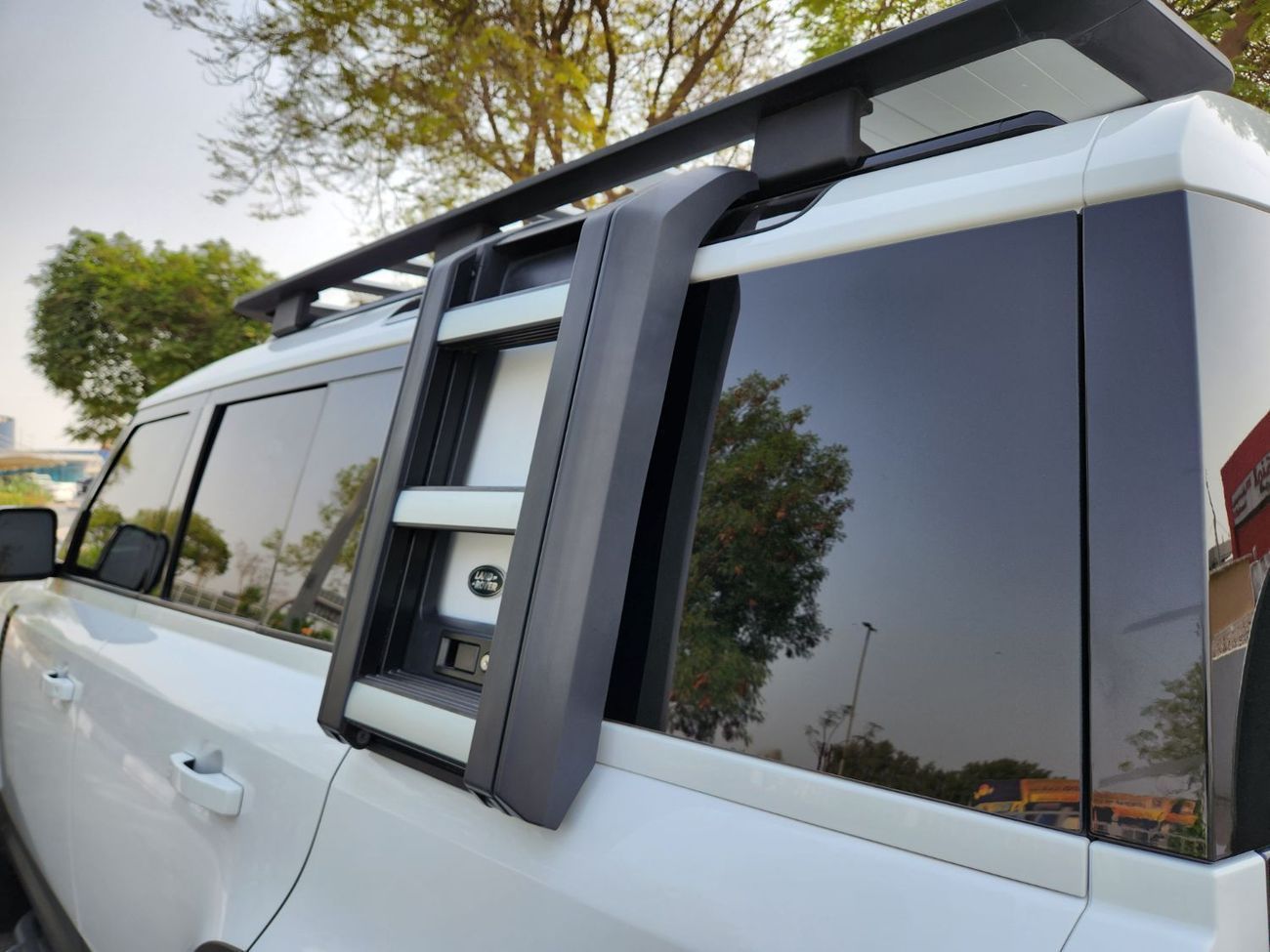 Land Rover Defender P300 110 2.0L (5 Seater) P300 110 2L-4CYL AMERICAN SPECIFICATION EXCELLENT CONDITION