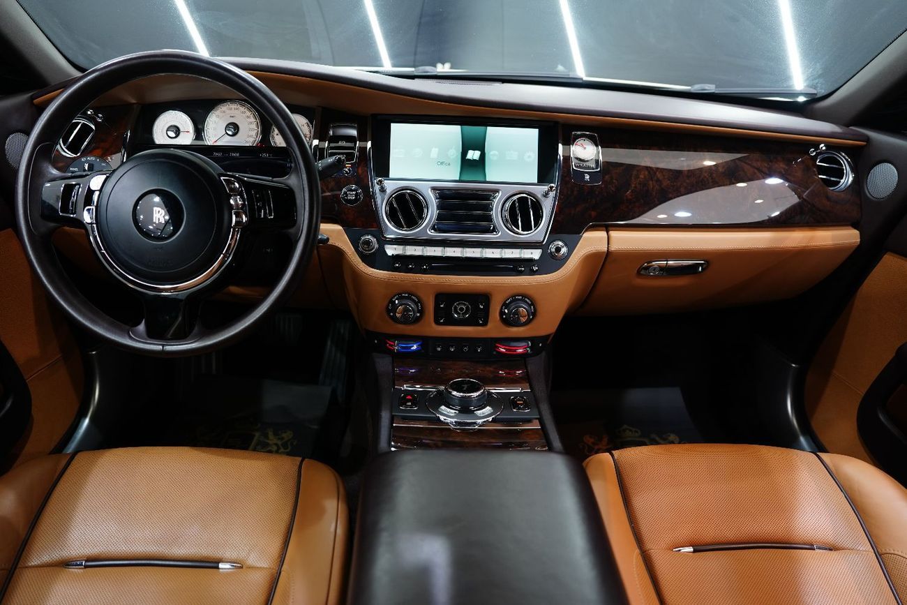 Rolls-Royce Wraith Upper Two-Tone, Starlight Roof, GCC Spec!!