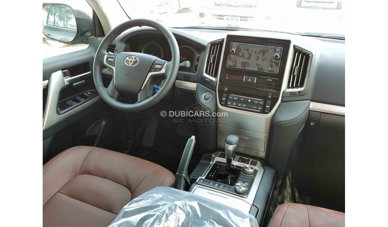 Toyota Land Cruiser 4.5L V8 Diesel, 18" Rims, DRL LED Headlights, Front Power Seats, Cool Box, CD-AUX-USB (CODE # VX03)