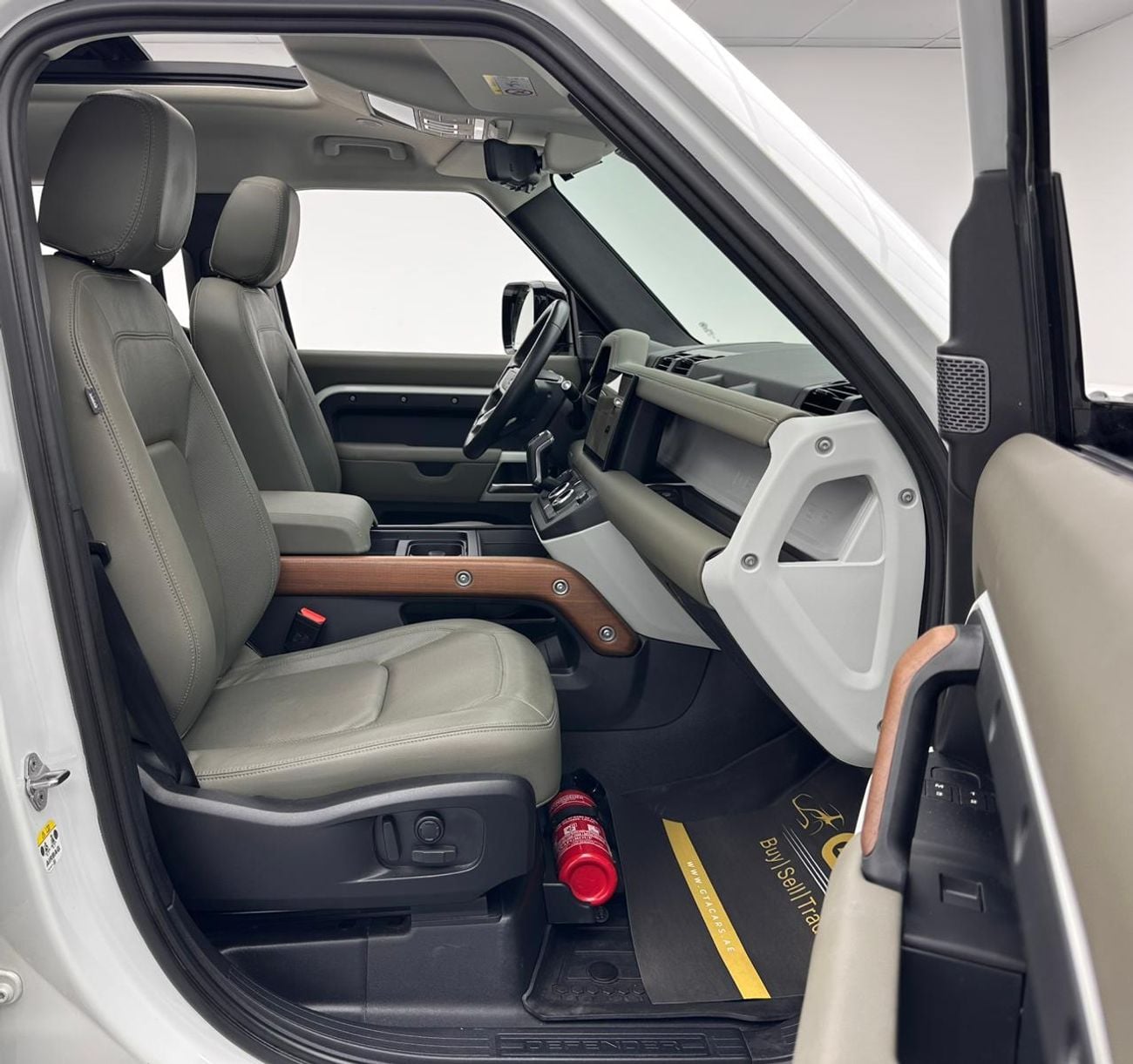 Land Rover Defender 2024 Land Rover Defender 110 SE P300, Sep/2028 Land Rover Warranty, Land Rover Full Service History,