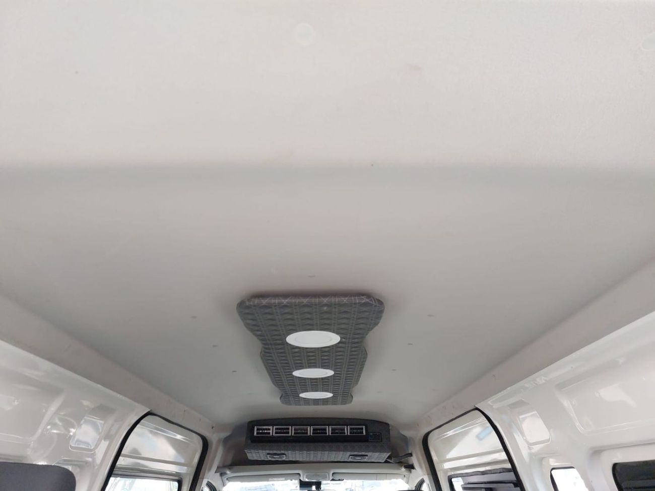 Toyota Hiace (RAMADAN OFFER) TOYOTA HIACE COMMUTER VAN RHD 2023 MODEL 2.8 L DIESEL AUTOMATIC(PM21193)