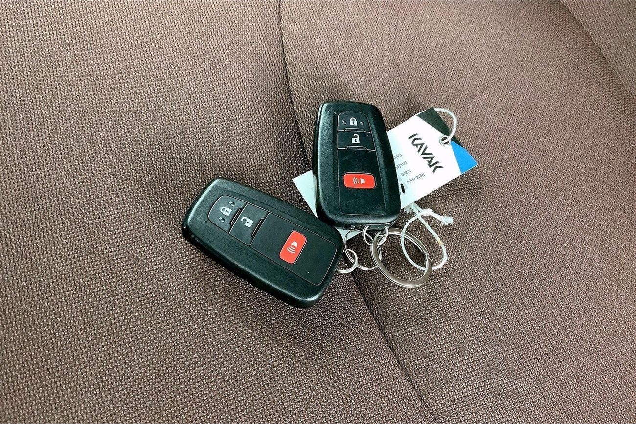 تويوتا كورولا كروس XL | عرض العيد الحصري | خالية من أضرار الفيضانات