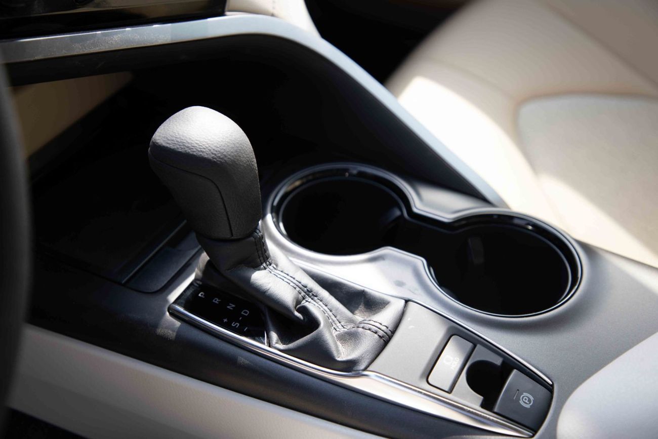 تويوتا يارس 2024 Toyota Yaris E 1.5 - White Inside Dark Brown | Export Only