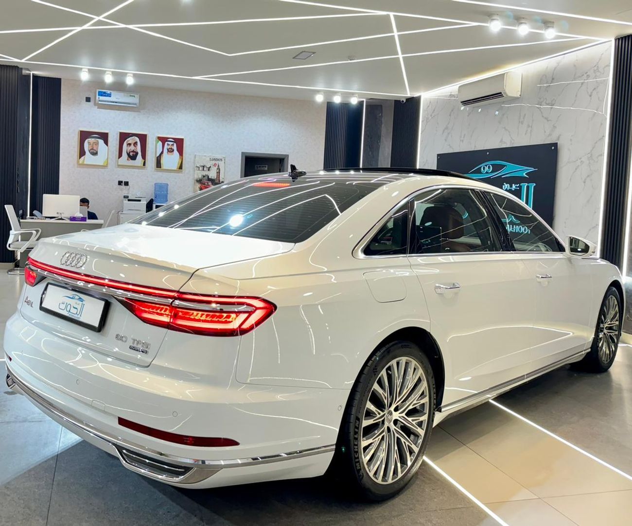 أودي A8 L 60 TFSI Quattro 4.0L (454 HP) AMAZING VIP AUDI A8 TFSI V6 || F.S.H || GCC || EXCELLENT PERFORMANCE