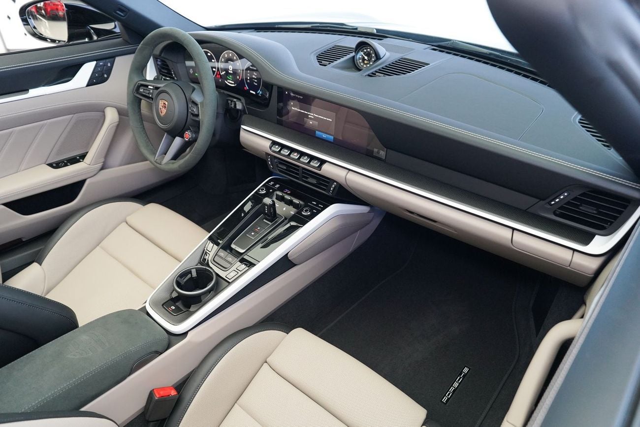 بورش 911 Targa 4GTS 3.0L (450 HP)