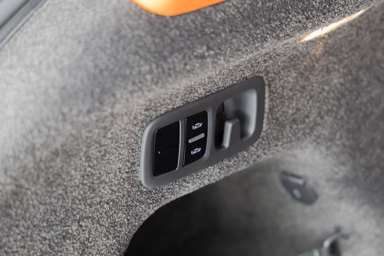 Bentley Bentayga ORIGINAL MANSORY  Bentayga - Crystal-Cut Headlights, Carbonado Evo Bespoke Carbon Exterior - 2025