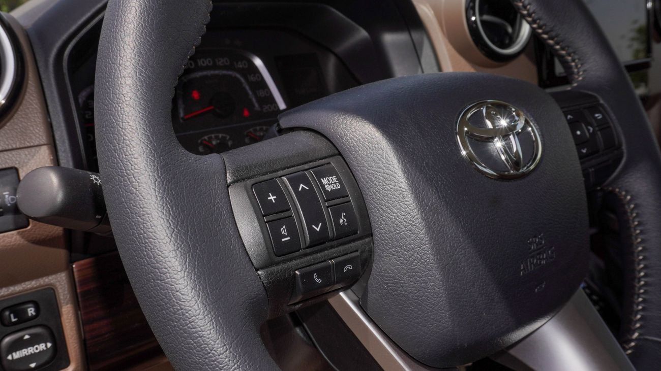 تويوتا لاند كروزر بيك آب LX 4.0 L V6