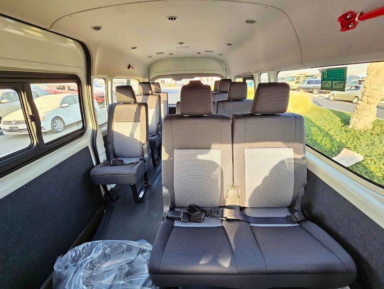 Toyota Hiace GL TOYOTA HIACE HIGHROOF DX / 2.8L V4  DIESEL / BLACK BUMPER