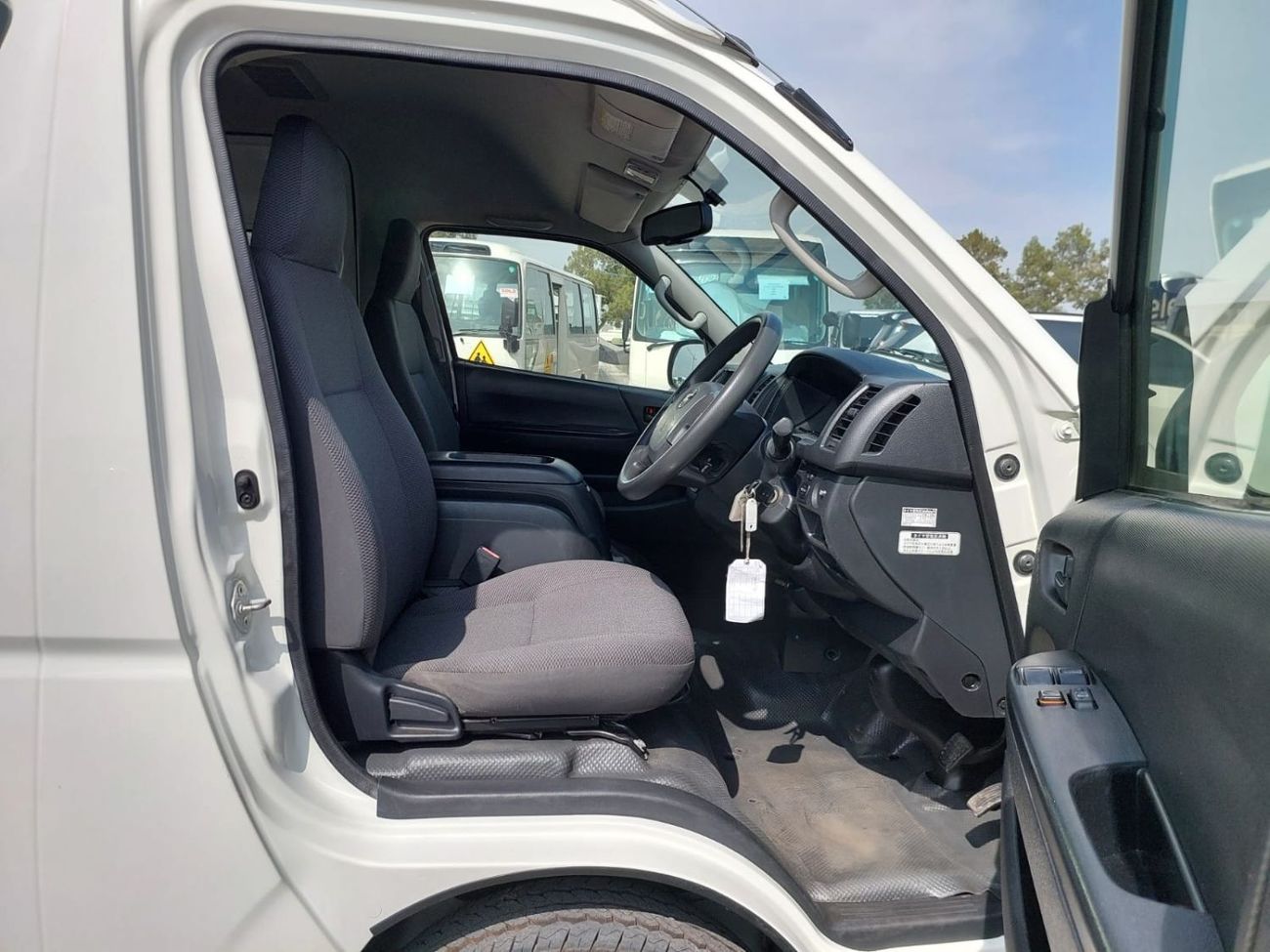 تويوتا هاياس (RAMADAN OFFER) TOYOTA HIACE COMMUTER VAN RHD 2018 MODEL 3.0 L DIESEL AUTOMATIC(PM36021)