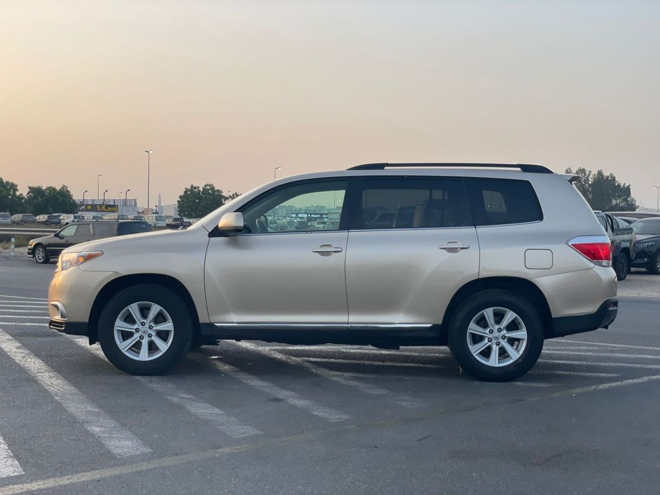 Toyota Highlander 2013 Toyota Highlander MidOption+ 3.5L V6 - AWD 4x4 - Electric Seats - 7 Seater With Rear CAM -