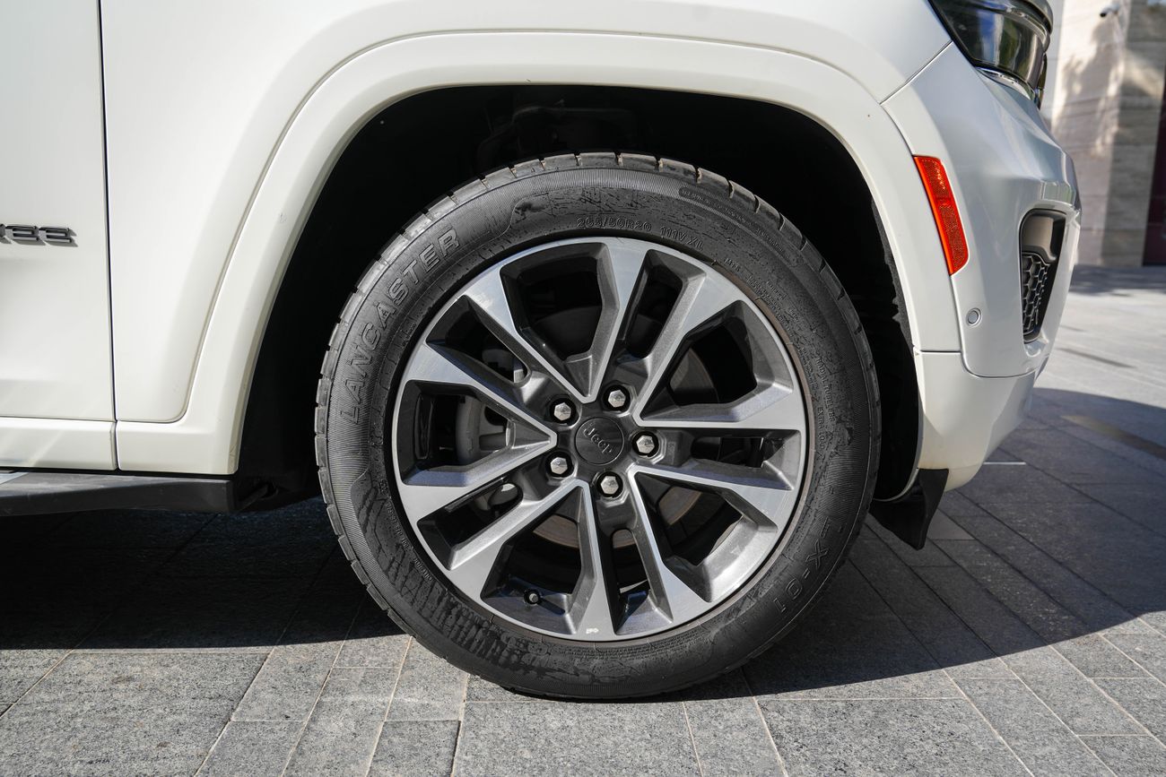 جيب جراند شيروكي overland 7seater